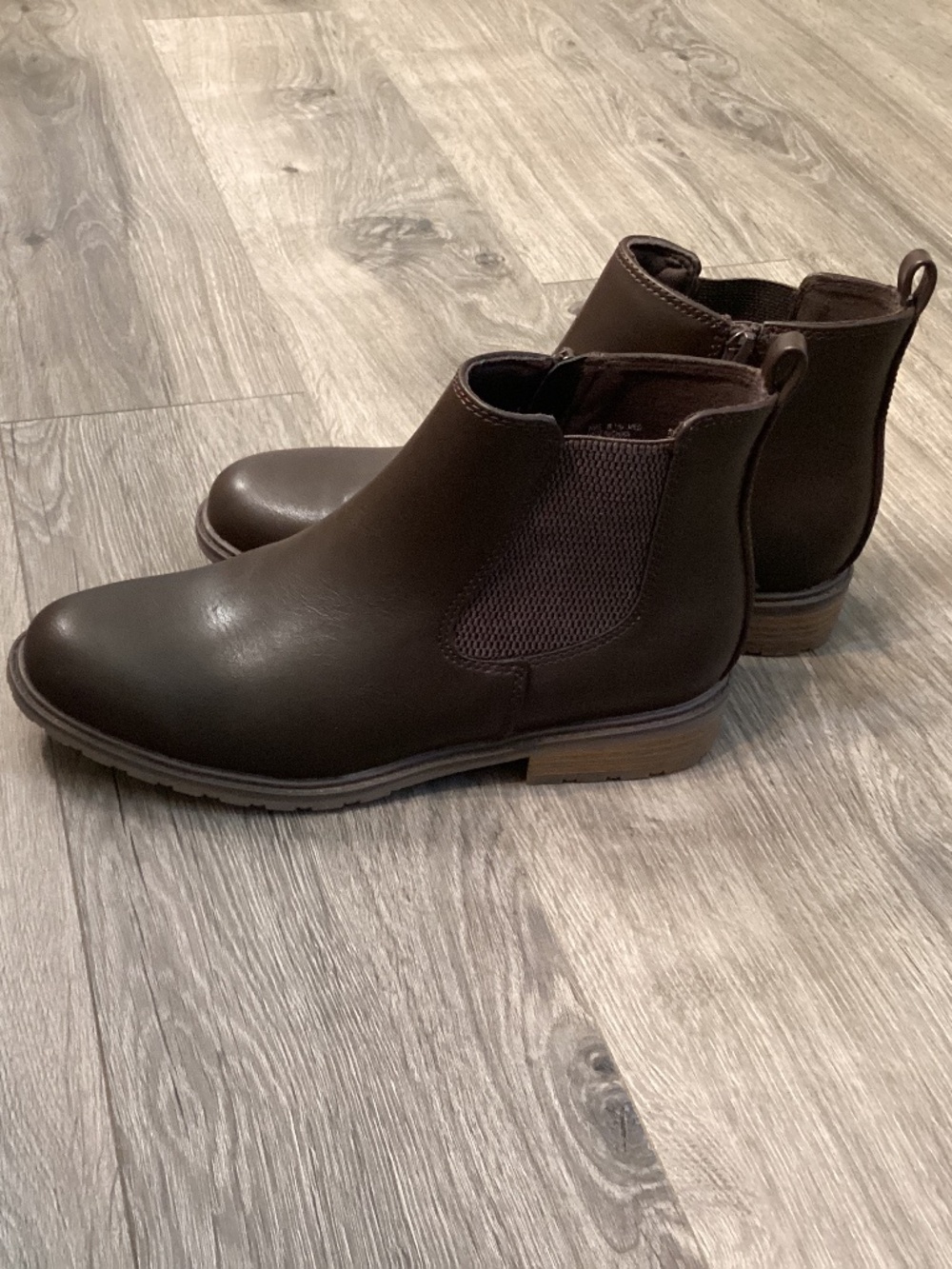 New without box Women’s Sonoma Chelsea Boots